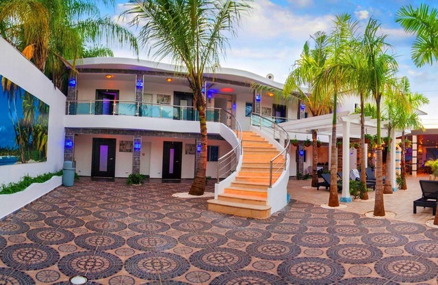 Luxury 30BD Party Complex, guest-friendly, steps from Clubs/Beaches!