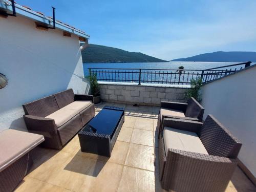 Luxury 3BR Duplex with Pool 2 Mins from Beach in Kumbor