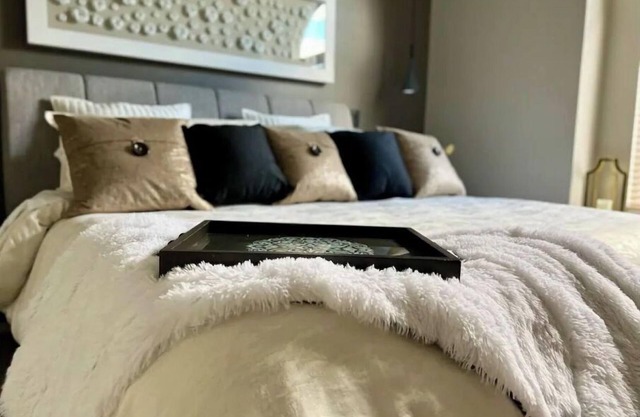 Luxury 3BR Home, Comfy 🛌, WiFi, Quiet, Near