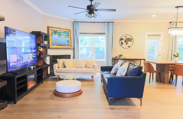 Luxury 3King 4FullSize GameRoom FencedYard Grill 5-SmartTV Safe&Quiet Area