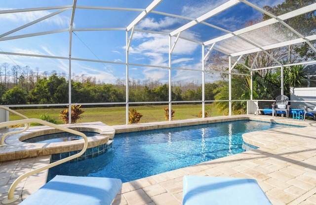 Luxury 4 bed villa private pool & spa, close to Disney Parks on Golf Community