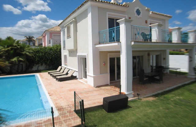 Luxury 4 bed villa walled private heated pool & childproof fence near marina