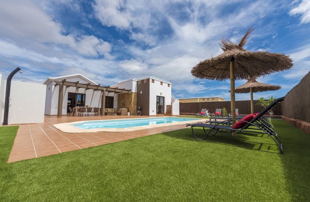 Luxury 4-Bedroom Villa with Pool, Wi-Fi and Air Conditioning