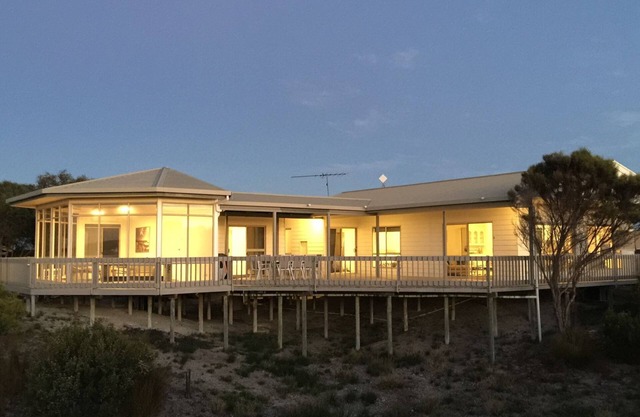 Luxury 4 Bedroom/4 Bathroom Home with Large Deck, Beach Views & Free Wi-Fi