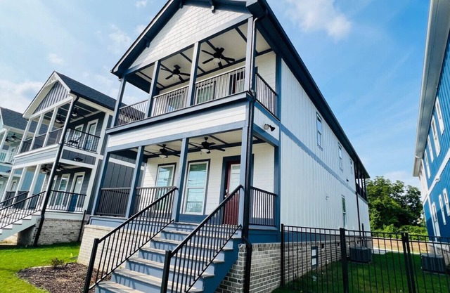 Luxury 4B/4.5b Home, EV Charger, deck by MCG #10