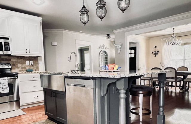 Luxury 4BR Close To Everything - 5 Min to Downtown