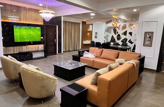 LUXURY 5 BEDROOM PENTHOUSE APARTMENT