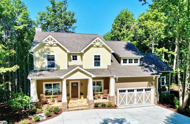 Luxury 5 bedroom, Mountain Views, Hot Tub, Game Room, Gourmet Kitchen, Hiking