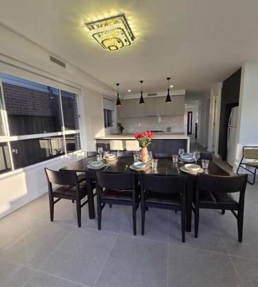 Luxury 5 Bedrooms 3 full Bathrooms home in centre of Rouse Hill