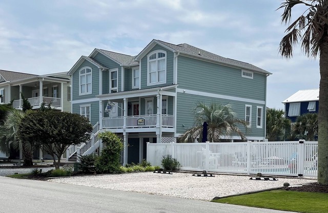 Luxury 5BR 4.5BA, Heated pool, Clean, 2 M Suites. Steps to beach & restaurants