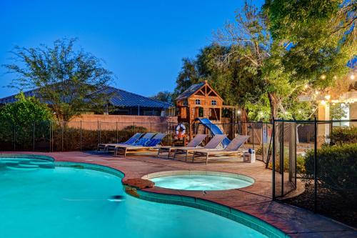 Luxury 6 BR Home Large Pool & Spa with Grassy Yard