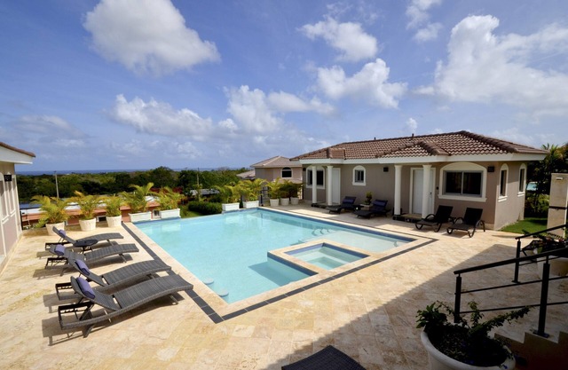 Luxury 6BD villa with ocean views, gigantic pool and jacuzzi