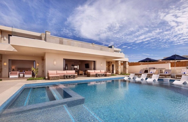 Luxury 7-Bedroom Villa in Diamante – Sleeps 16