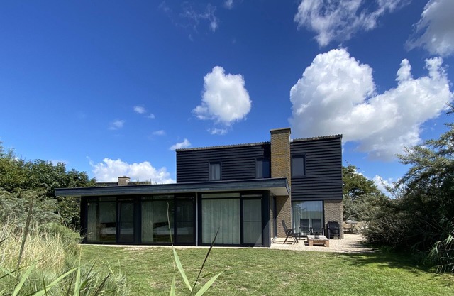 Luxury 8 person 'Golf Villa Texel' near the sea