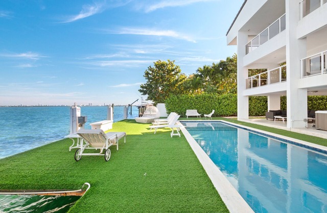 Luxury 8BR Waterfront Villa w/Pool & Skyline Views