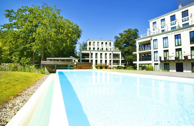 Luxury accommodation "beach lounge with pool in the middle of a 6000 m² park