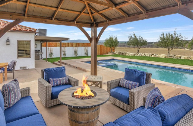 Luxury Adobe in Wine Country w/Pool, Hot Tub & Ping-Pong, 10 min from downtown