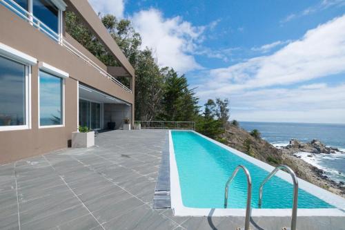 Luxury and tranquility facing the sea