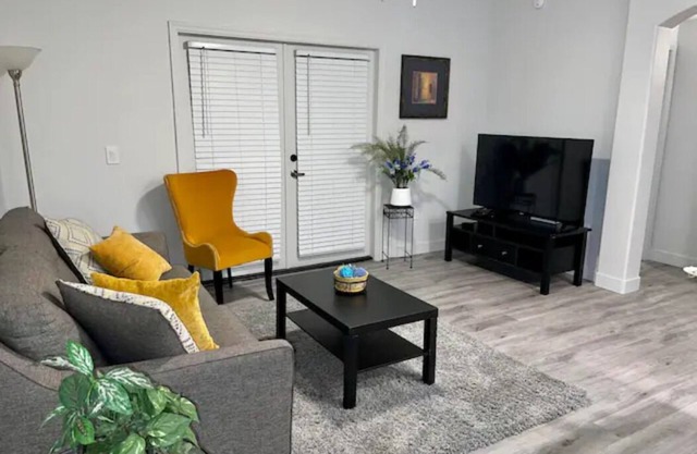 Luxury Apartment! 1 mile from Westgate