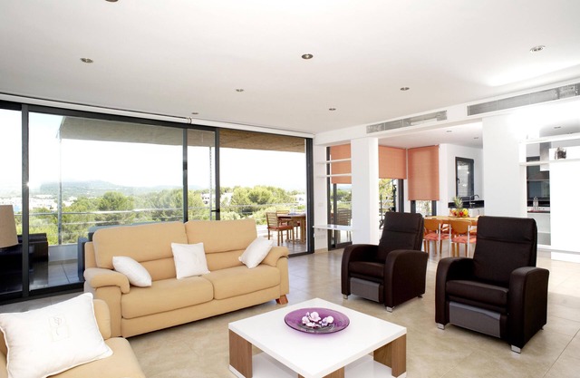 Luxury apartment with beautiful views, private pool and beach access