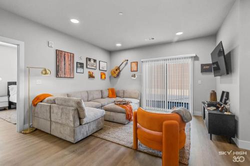 Luxury Apt, Gym, King Bds, Comfy Sectional