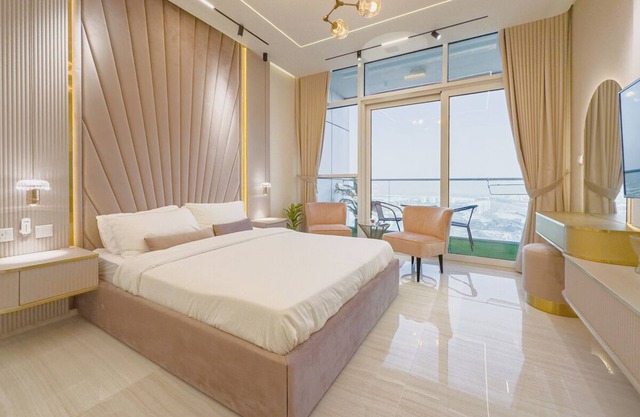 Luxury Awaits at upgraded studio with Golf Course views