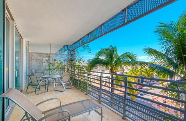 Luxury Balcony Suite - Across the Beach and Espanola Way