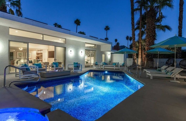 Luxury Bauhaus Retreat w/Pool&Hot Tub + Mtn Views