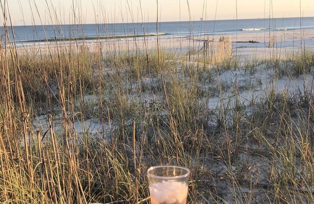 LUXURY BEACH APARTMENT! BEACH, BAY &POOL SLEEPS 4!