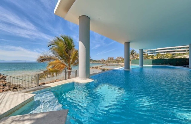Luxury Beachfront 2Br Unit - Ocean View - King Bed