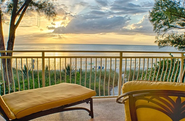 Luxury Beachfront Villa "A" On Sunset Beach! Deck/Hot Tub/Grill