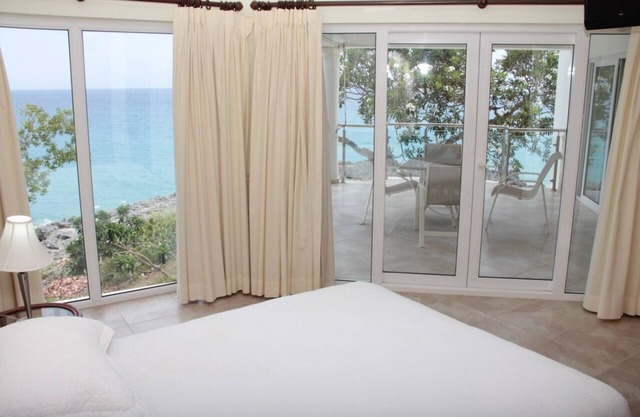 Luxury Beachfront Condo With Amazing Sea Views!