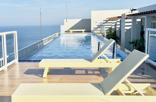 Luxury beachfront condo with infinity pool near Colombo