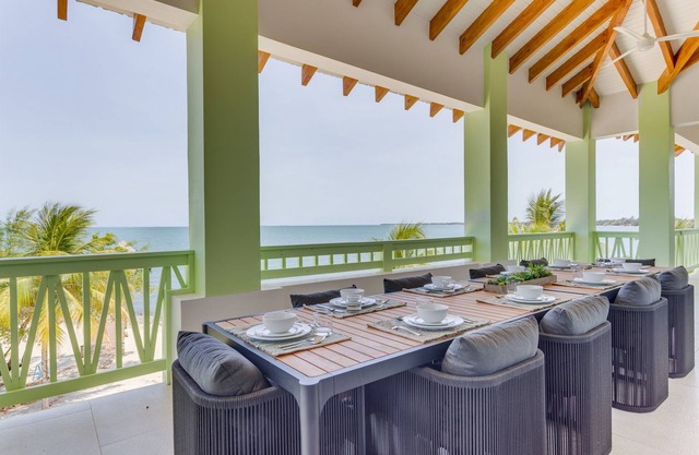 Luxury Beachfront Penthouse-13 Guests-Dock-Pool