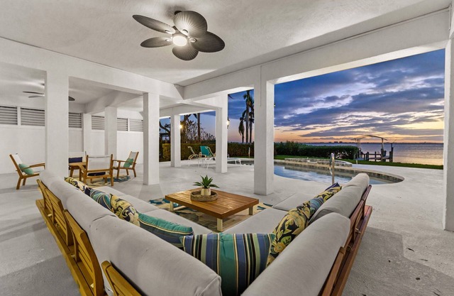 Luxury Beachfront Retreat~Pool~Game Room~Sleeps 16