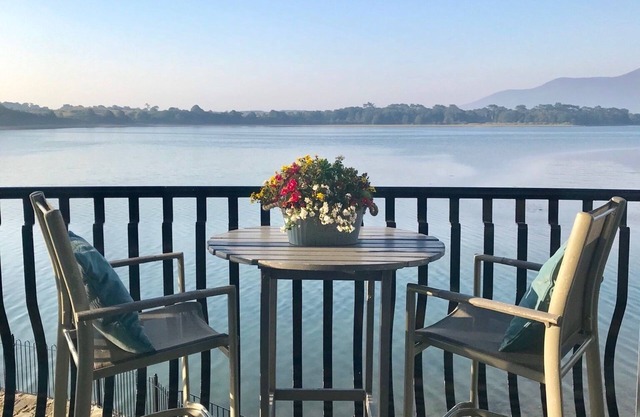 Luxury bright, spacious, stylish apartment with stunning mountain & bay views