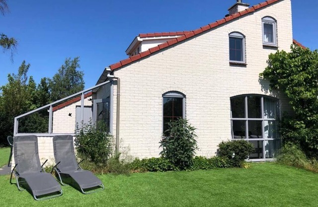 Luxury Bungalow for 2-6 people with fireplace in vacation park with swimming pool.