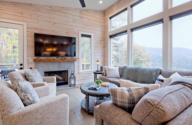Luxury Bungalow with Mountain Views From Every Room 5 Minutes From Downtown