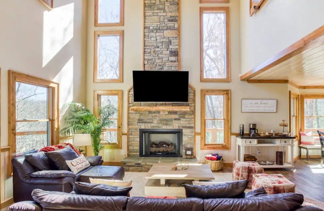 Luxury Cabin in Blue Ridge Mountain 4- bedroom 2- primary bedrooms with en suite