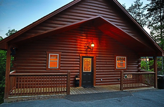 LUXURY CABIN IN THE WOODS! Theatre, Hot Tub,Pool Table,1 mile to Pkwy,Free wi-fi