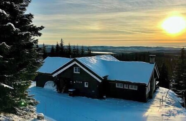 Luxury cabin Sjusjøen with hot tub, ski in/out, fireplace & WiFi