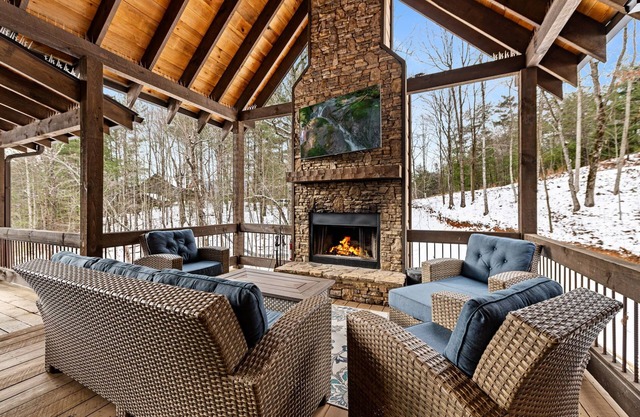 Luxury Cabin w/Hot Tub, FP, all king beds & covered decks – Near Wineries!