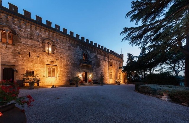 Luxury Castle rental for 28 people in Tuscany near the coast
