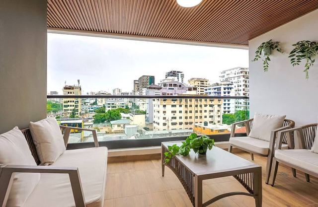 Luxury Centric Apt with Pool, Full AC, Fast Wi-Fi, Stunning City Views