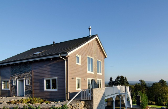 Luxury chalet for 18 people with Jacuzzi, Sauna, BBQ, fireplace and wine bar.