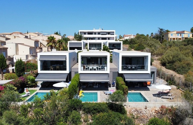 Luxury chalet, new high-quality furnishings, fiberglass, pool, distant view, close to the beach