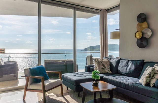 Luxury Condo con balcón y vista frontal al mar