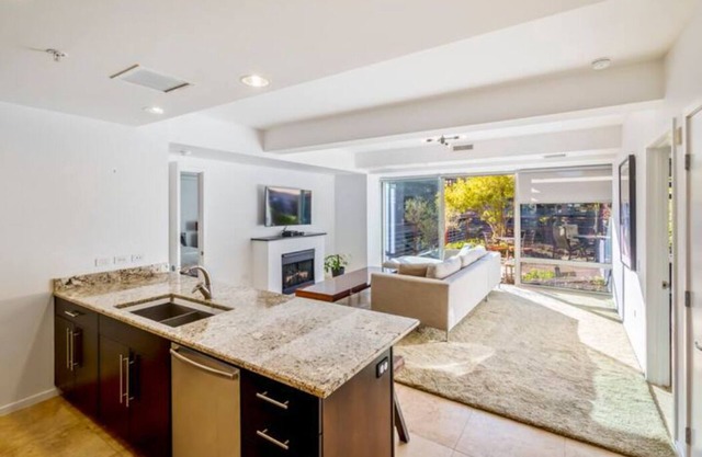 Luxury Condo in Heart of Scottsdale w/Concierge