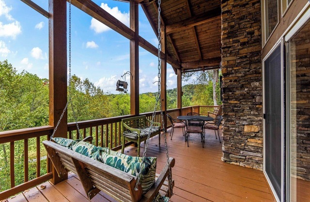 Luxury Condo w/Mountain View, Full Kitchen, W&D, Garage and No Steps to get in!