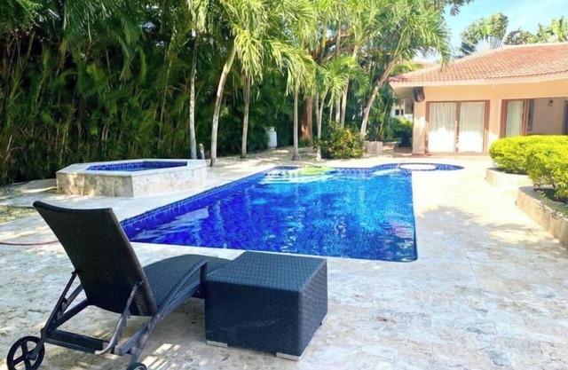 Luxury & Cozy Villa with Jacuzzi at Metro Club